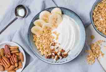 Healthy breakfast – banana yogurt with almonds and oat flakes!