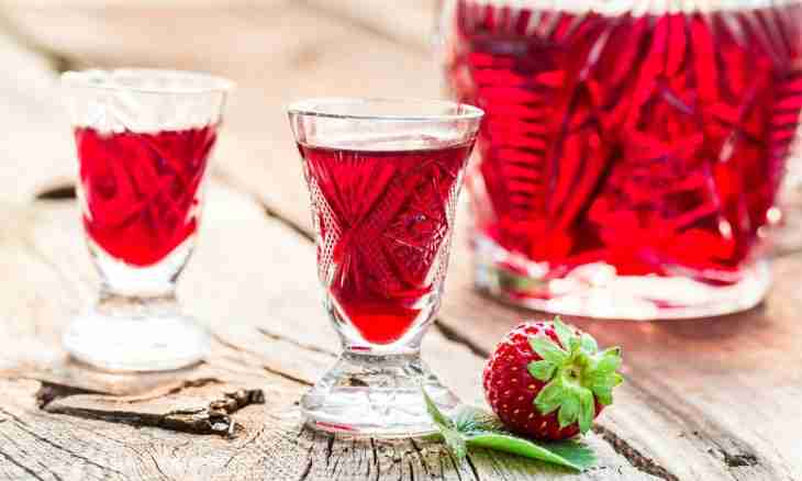 Home-made fruit liqueurs from strawberry to a holiday table