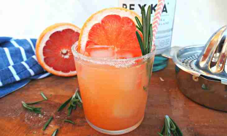 How to make peach cocktail with rosemary