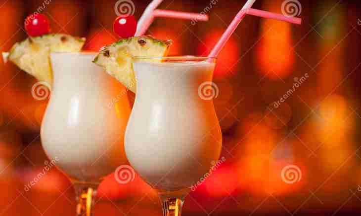 How to drink cocktail ""pin-kolada"