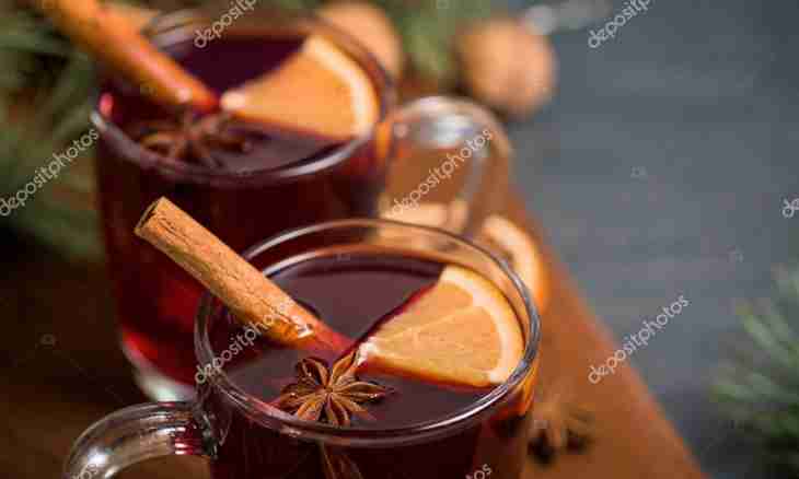 Mulled wine with a carnation and natural honey