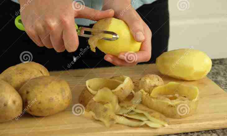 How to bake potato in a peel