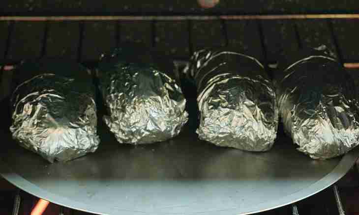 How to bake potatoes in a foil in an oven