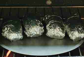 How to bake potato in a foil in an oven