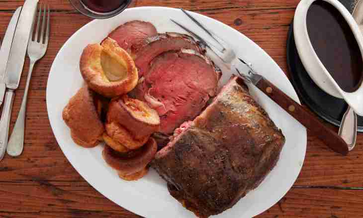 How to cook rolls from roast beef with pears in red wine