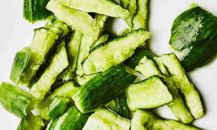 How to salt the cut cucumbers