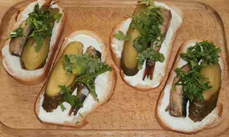 Sandwiches with sprats