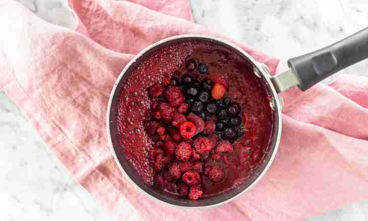 How to prepare a dessert from a frozen berries