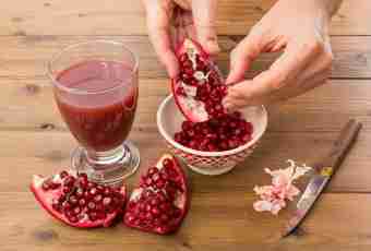How to squeeze out juice of pomegranate