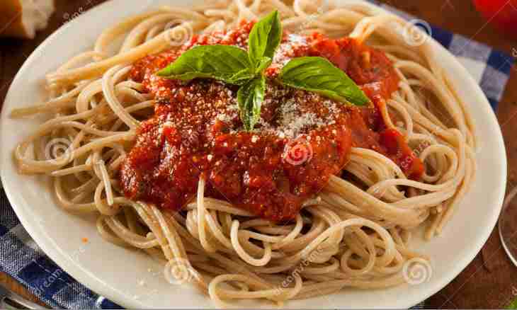 Spaghetti with chicken in sauce "Marinara