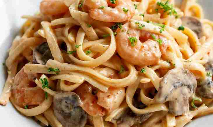Spaghetti with seafood in creamy sauce