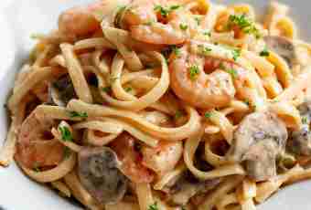Spaghetti with seafood in creamy sauce