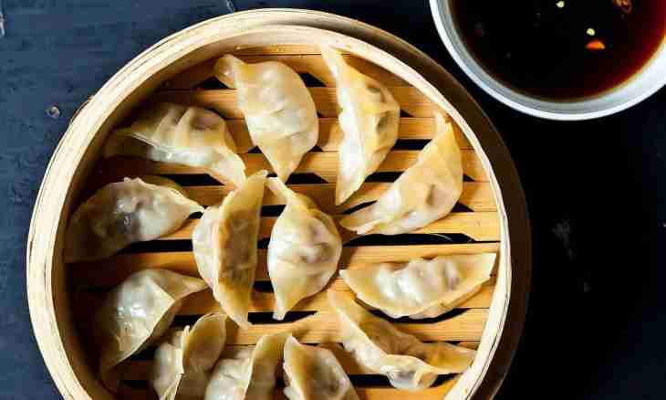 How to stick together dumplings