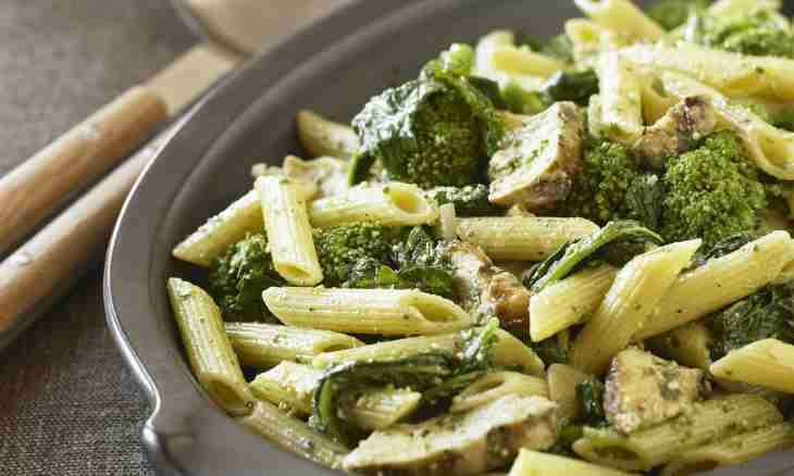 Chanterelles with vegetables and pesto sauce
