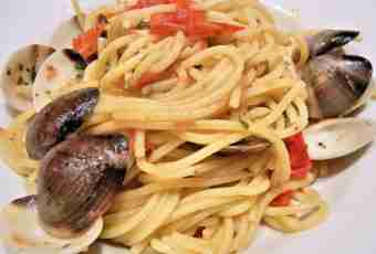 Spaghetti with mollusks, mussels and tomatoes