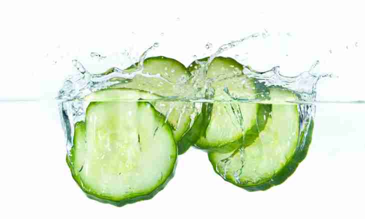 How to salt cucumbers on mineral water