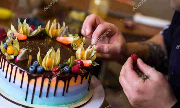 How to decorate cake with fruit, candied fruits and chocolate figures in house conditions