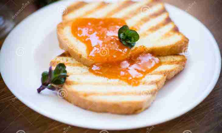 Toast from apricots with a thyme