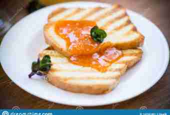 Toast from apricots with a thyme