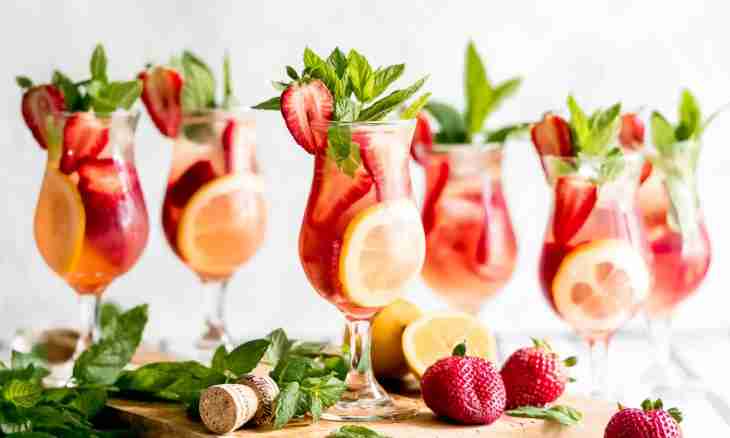 How to make cocktail from champagne with strawberry
