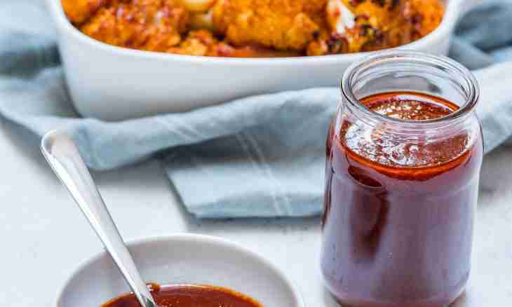 Tasty home-made sauces to meat: five recipes