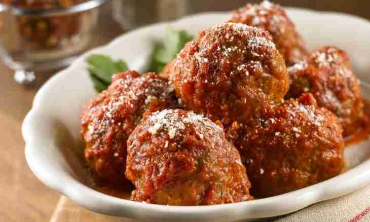 How to make chicken meatballs in a vegetable sauce