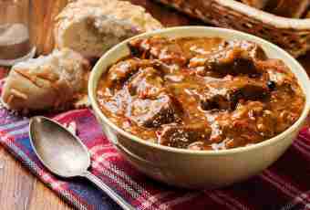 How to make tasty pork goulash with sauce in the multicooker