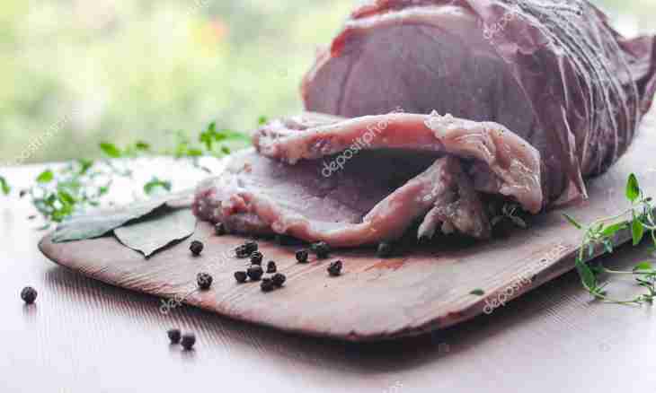 How to bake pork with fragrant herbs
