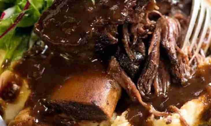 We cook beef tongue a baking plate by mushrooms and wine sauce
