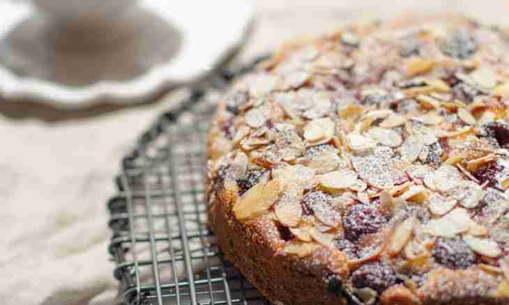 How to make almond cake with prunes