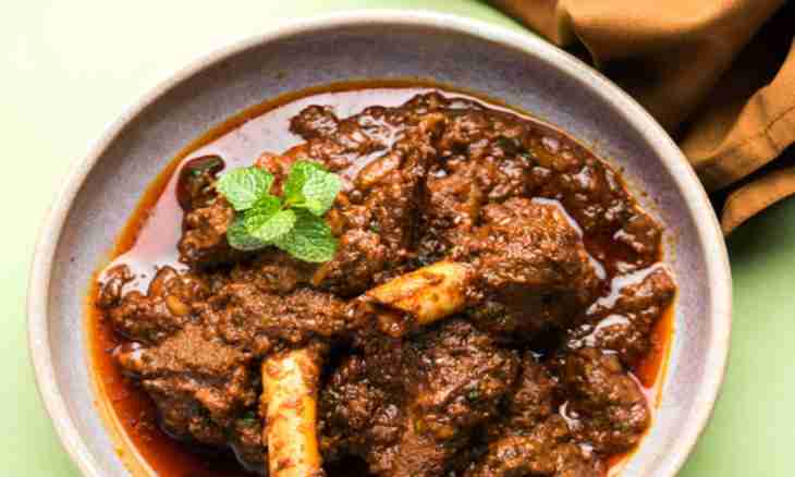 Mutton with prunes and tea sauce