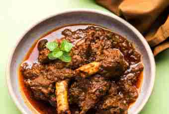 Mutton with prunes and tea sauce