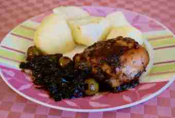 Chicken with prunes, apples and olives