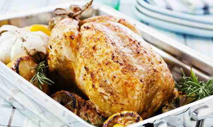 How to bake chicken in an oven with fragrant herbs and white wine