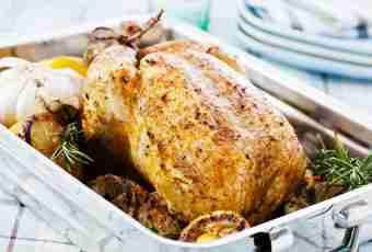 How to bake chicken in an oven with fragrant herbs and white wine