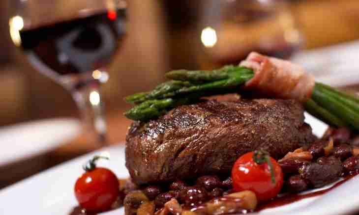 Beef steak in wine sauce