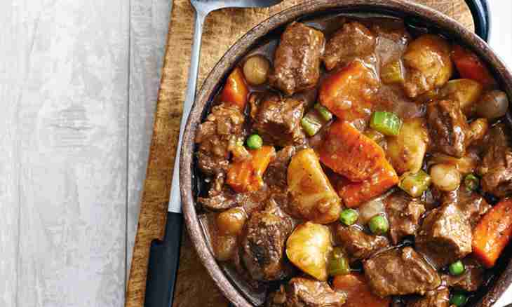 How to stew meat in an oven