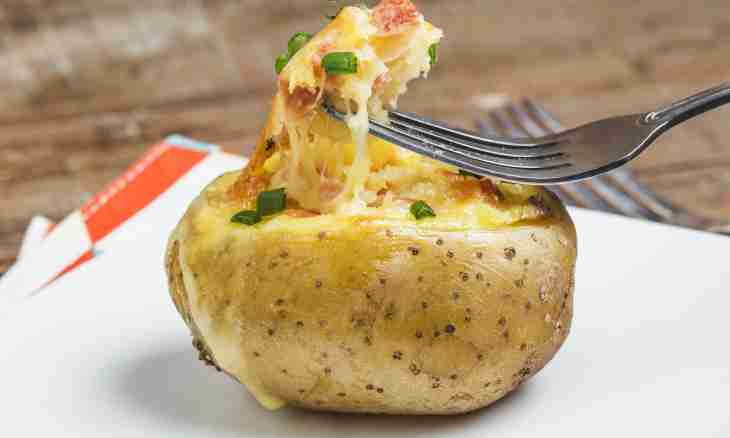 How to bake potatoes with meat, tomatoes and cheese