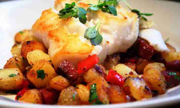 How to make potatoes with tomatoes and a basil