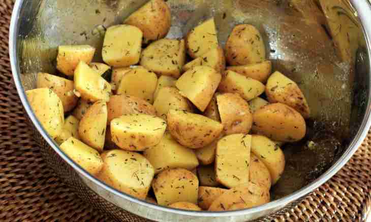 How to bake new potato with garlic and a thyme
