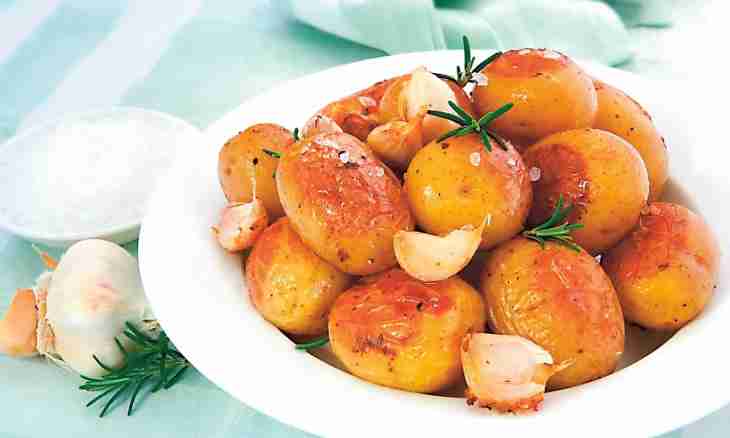 How to bake potatoes with rosemary