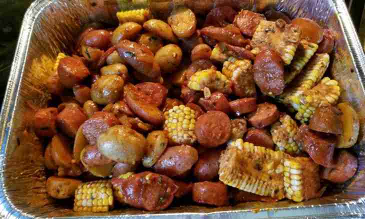 Recipes for a picnic: potatoes with shrimps on coals