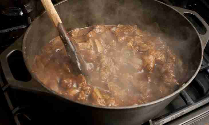 How to cook meat in a pot