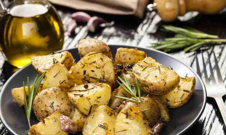 Potatoes in a rural with garlic and rosemary