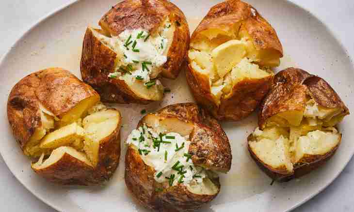 How to bake potato with cheese in an oven