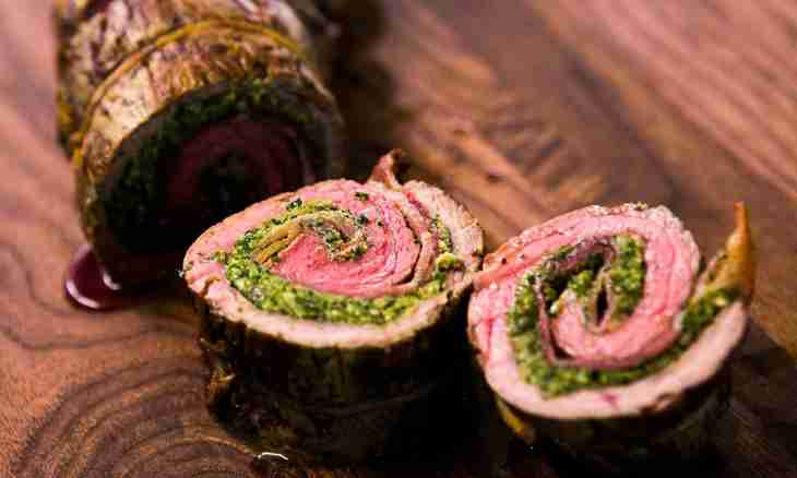 Meat roll with spinach and raisin