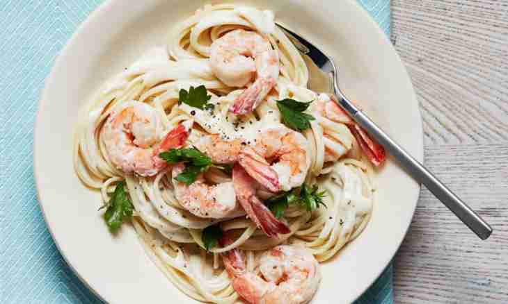 Recipes of dishes of Italian cuisine: fetuchin with shrimps in creamy sauce