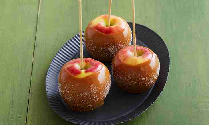 Apples with sesame in caramel