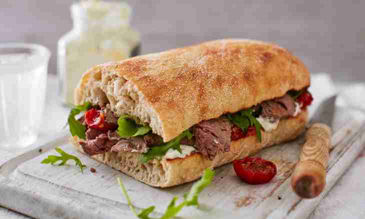 Sandwich with beef and arugula