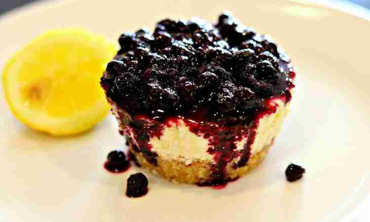 How to make cheesecakes with bilberry sauce